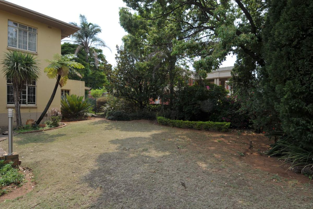 Charming 3-Bedroom Family Home with Pool & Flatlet in Colbyn - Photo 4