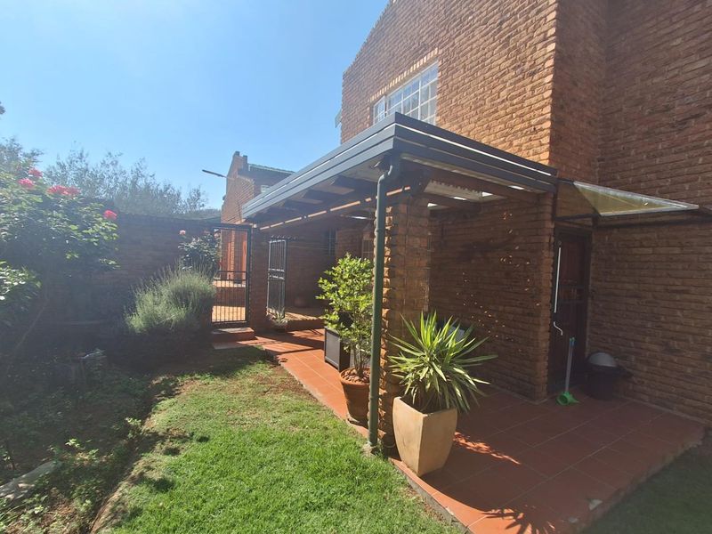 PET FRIENDLY DUPLEX IN CONSTANTIA COMPLEX - Photo 2