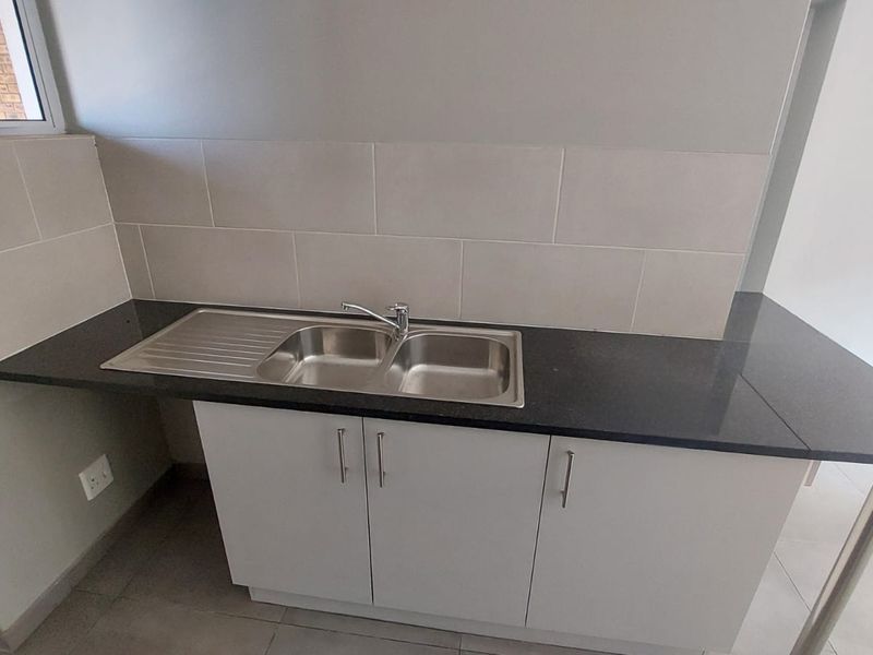 Bright 2-Bedroom Apartment with Open-Plan Living & Extra Storage - Photo 6