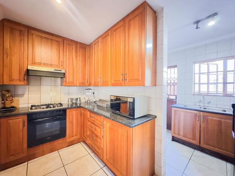 Elegant 3-Bedroom Duplex with an Enclosed Patio - Photo 3