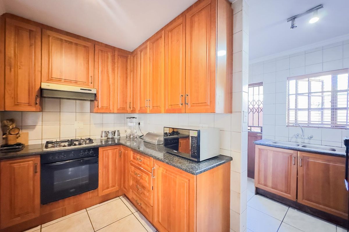Elegant 3-Bedroom Duplex with an Enclosed Patio - Photo 4