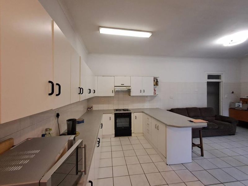 Comfortable Family Living with Versatile Flatlet and Pool - Photo 6