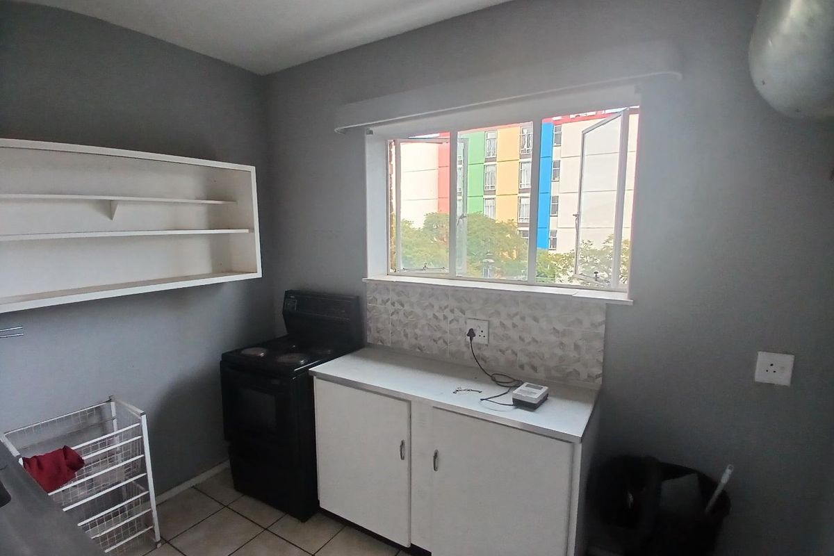 Room to rent in Arcadia - Photo 2