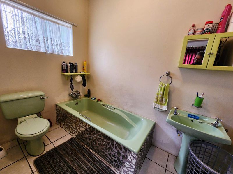 Dual-Living Delight: Large Family Home with Self-Contained Flat - Photo 9