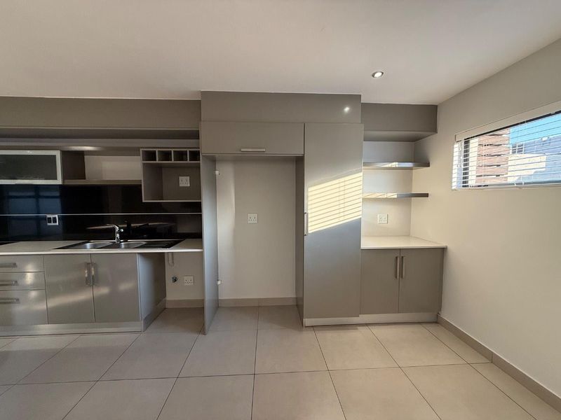 Modern 3 Bedroom Duplex with Small Landscaped Garden in Secure Estate - Photo 10