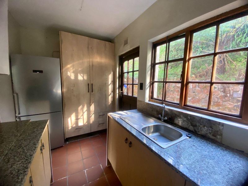 CHARMING THATCH HOME WITH LOFT & PET-FRIENDLY GARDEN! - Photo 3