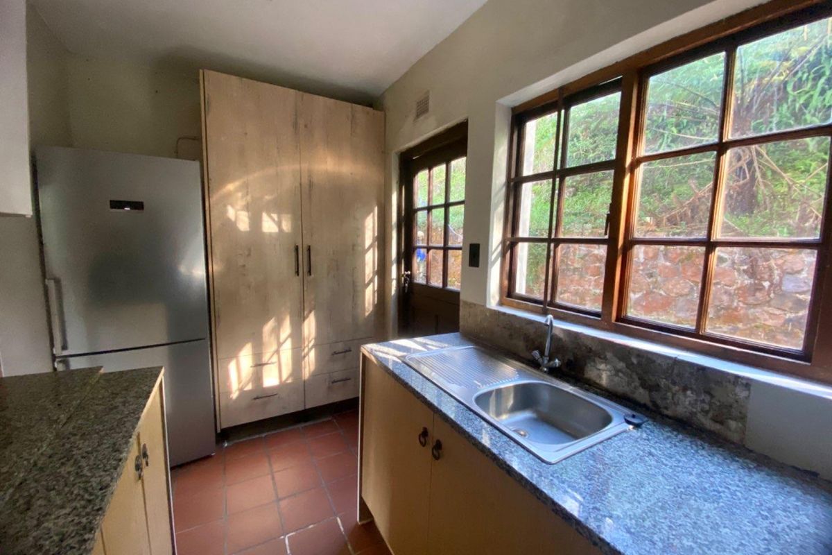 CHARMING THATCH HOME WITH LOFT & PET-FRIENDLY GARDEN! - Photo 3