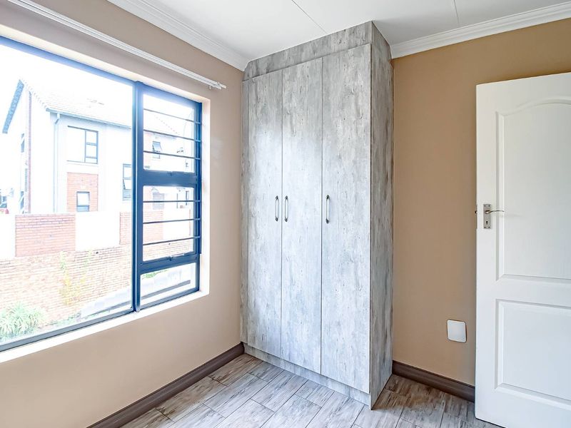 3 bedroom 2 bathroom house - Photo 7