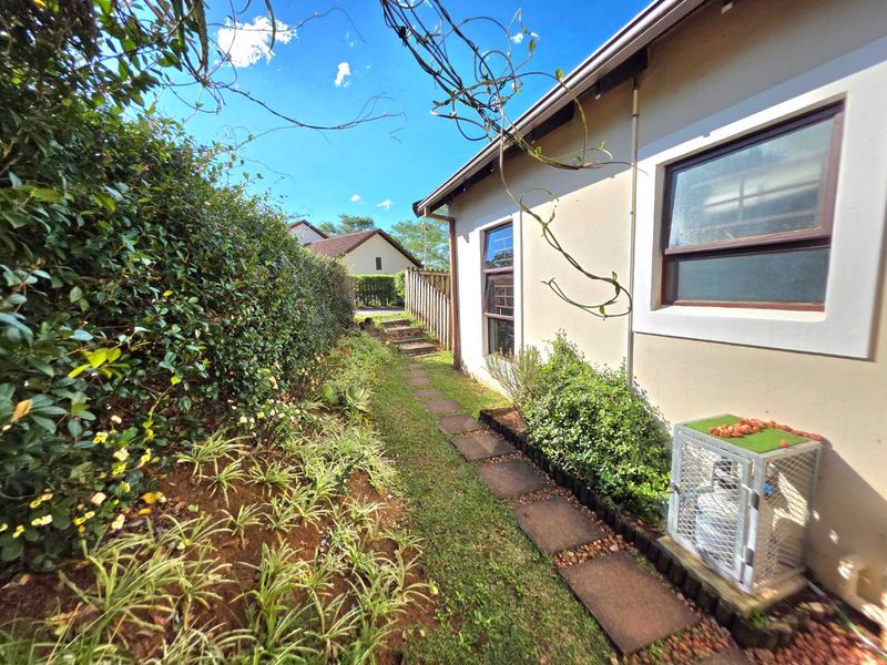 2 Bedroom, 2 Bathroom Simplex FOR SALE in Aintree Lane! - Photo 4