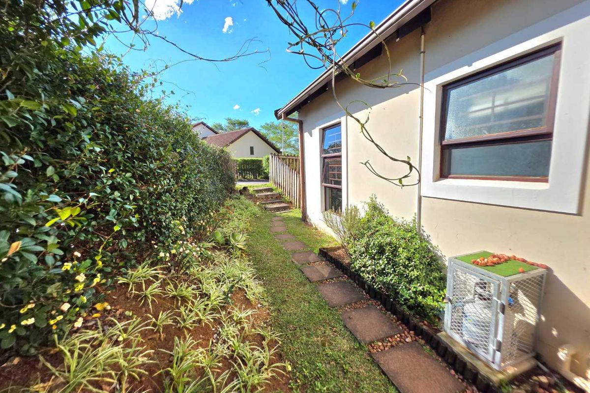 2 Bedroom, 2 Bathroom Simplex FOR SALE in Aintree Lane! - Photo 4