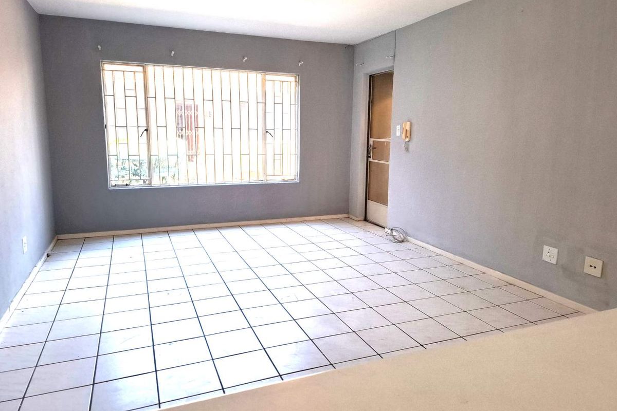 SPACIOUS GROUND FLOOR UNIT CLOSE TO ALL AMENITIES - Photo 5