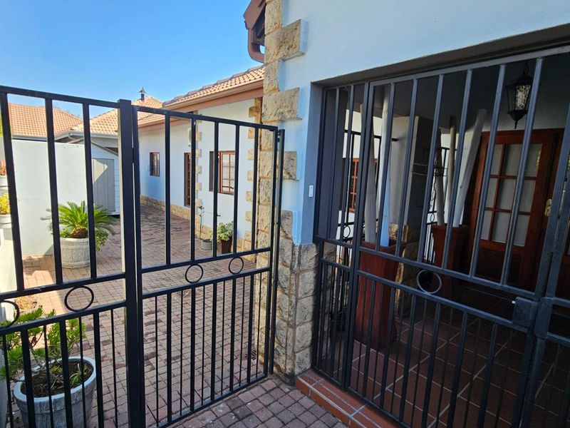 Modern 3 Bedroom Open Plan Family Home - Photo 2