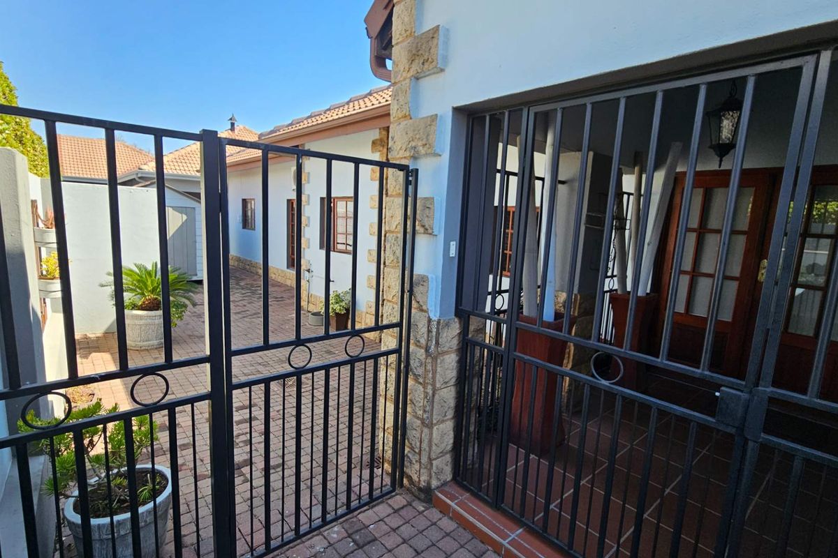 Modern 3 Bedroom Open Plan Family Home - Photo 2