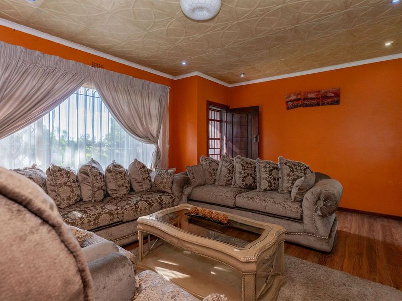 Spacious 3 Bedroom Family Home with Flatlet on a 1000sqm Stand - Photo 7
