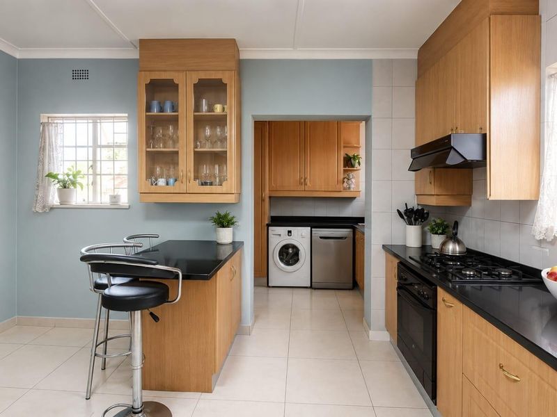 Family-Friendly Home with 3-bedrooms & spacious yard ! - Photo 2