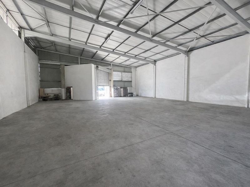 Hendra - Prime Mount Edgecombe Industrial Unit To Let | Impressive Showroom & Excellent Exposure - Photo 5