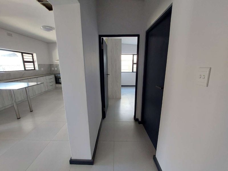 Stunning 2 Bedroom Semi-detached home in Wynberg. - Photo 5