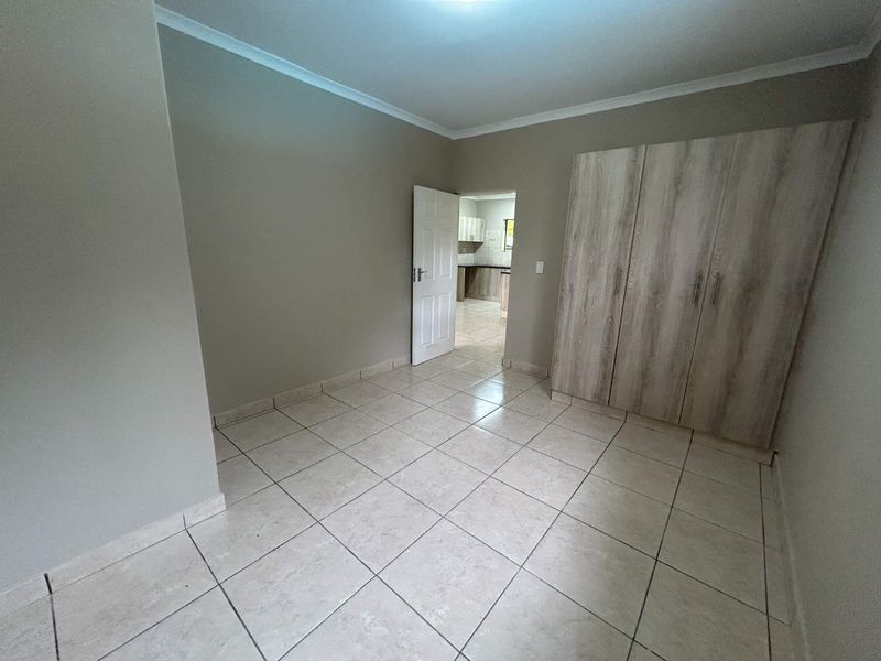 Charming Two-Bedroom Garden Apartment in a Secure Complex - Photo 6