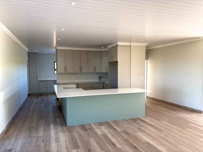 Brand new family home - Plattebosch Kloof. - Photo 9