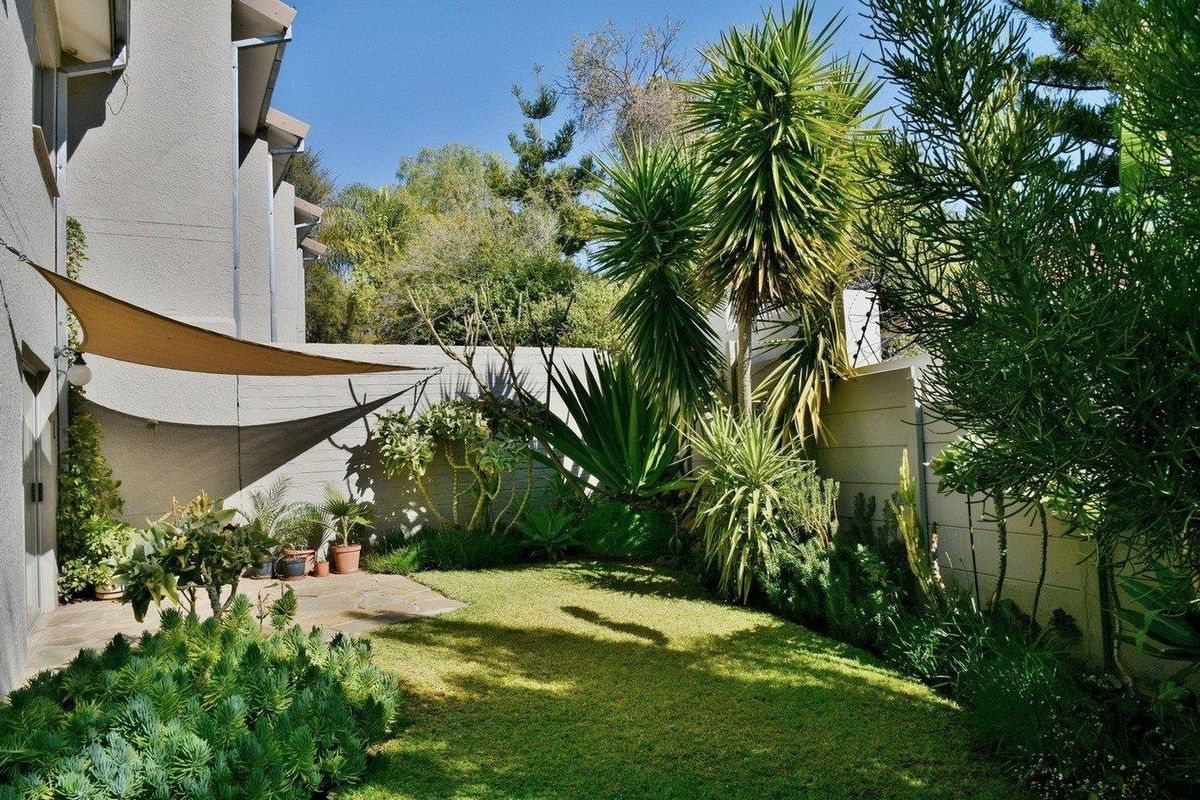 SPACIOUS TOWNHOUSE SET IN A SECURE COMPLEX - Photo 3