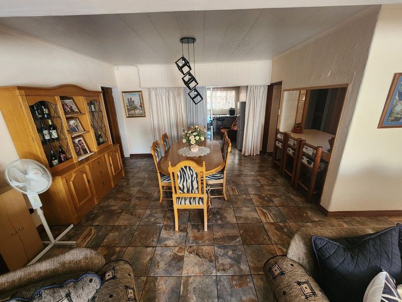 Beautiful 4 Bedroom Family Home in Fichardt Park - Photo 5