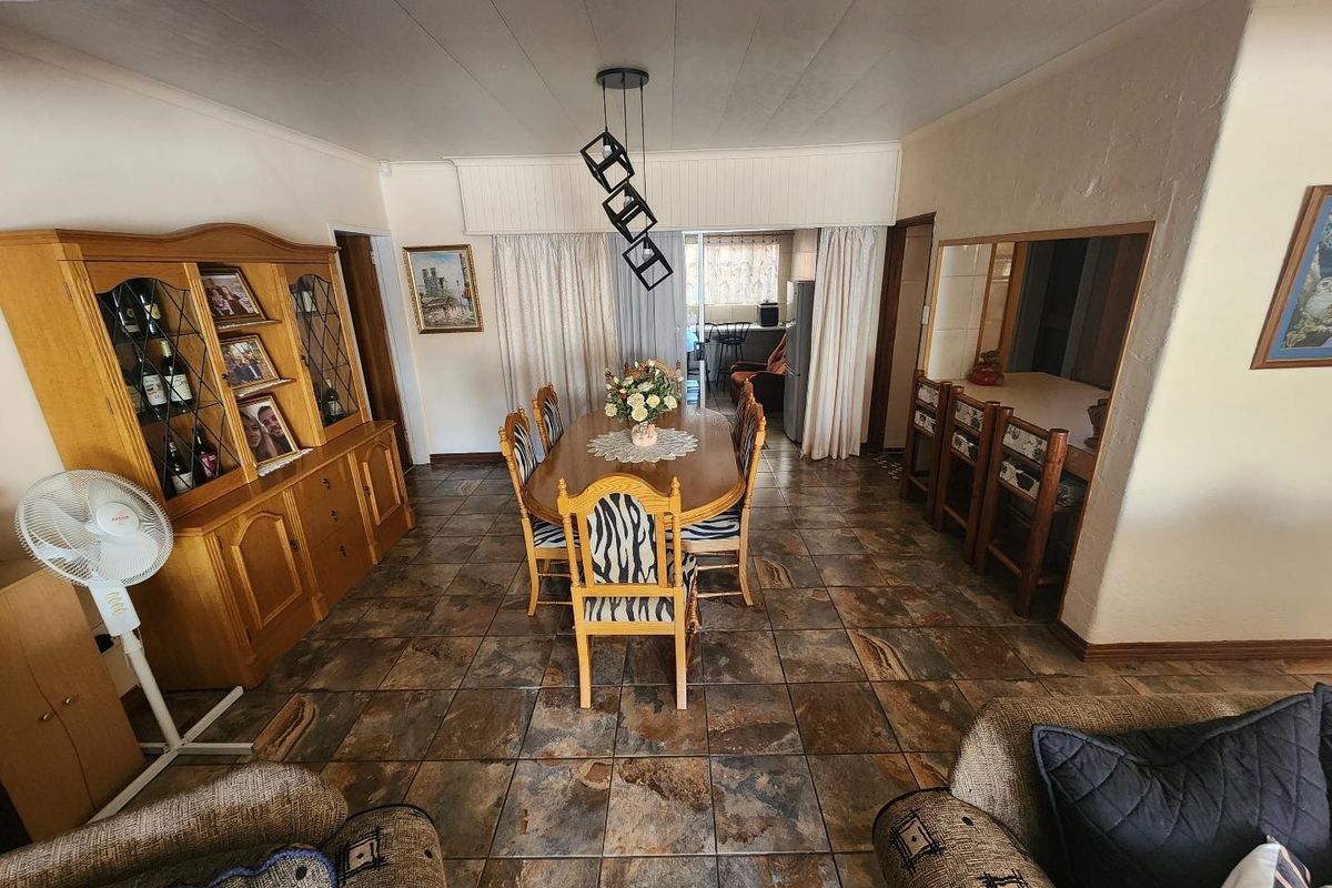 Beautiful 4 Bedroom Family Home in Fichardt Park - Photo 5