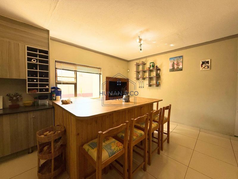 Modern 4-bedroom Home near town center - Photo 5