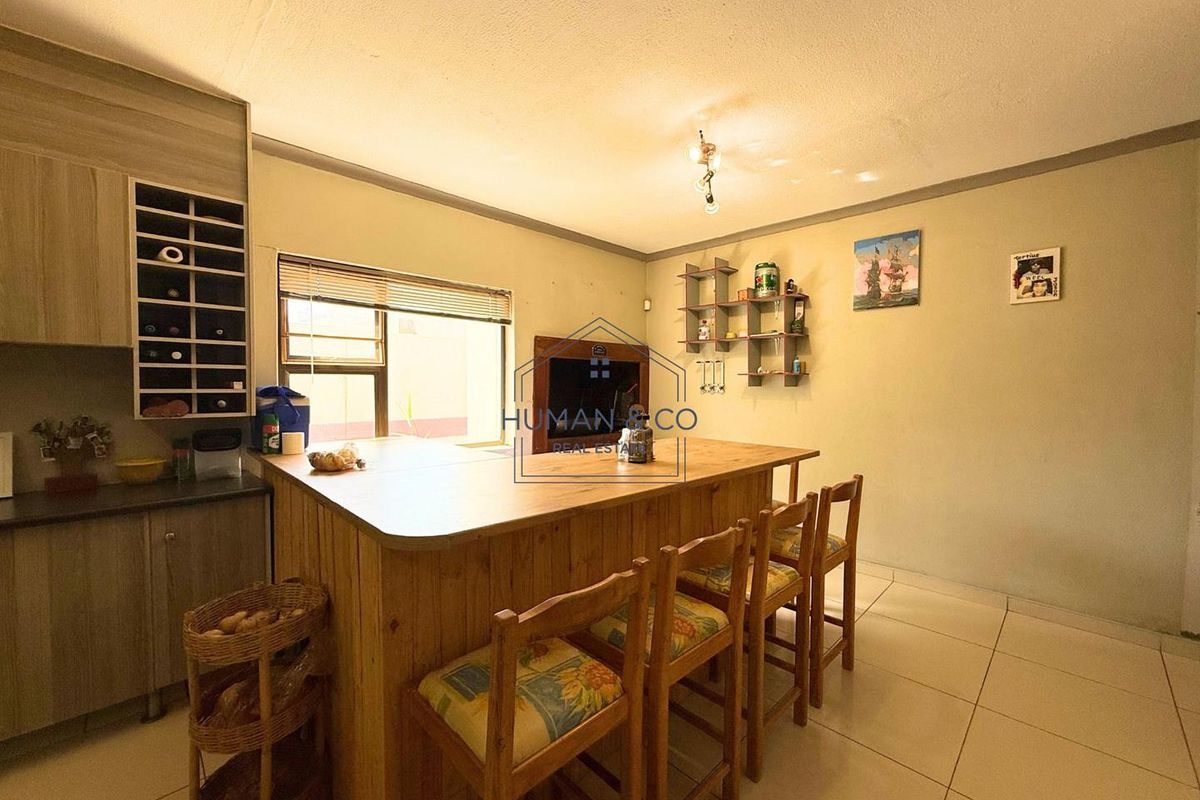 Modern 4-bedroom Home near town center - Photo 5