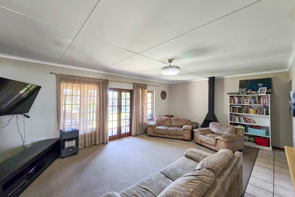 Charming 3 Bedroom family home for sale in Stilbaai-Wes. - Photo 4