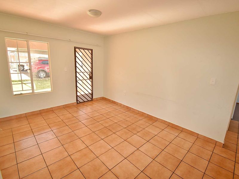 Ground Floor Townhouse - Photo 7