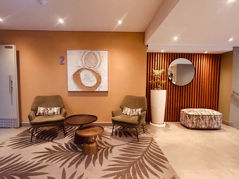 Exceptional Top Floor Apartment with Iconic Mountain & City Views - Photo 4