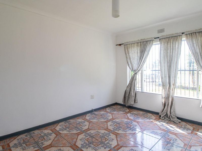 Immaculate 3 Bedroom home in Mackenzie Park. - Photo 5