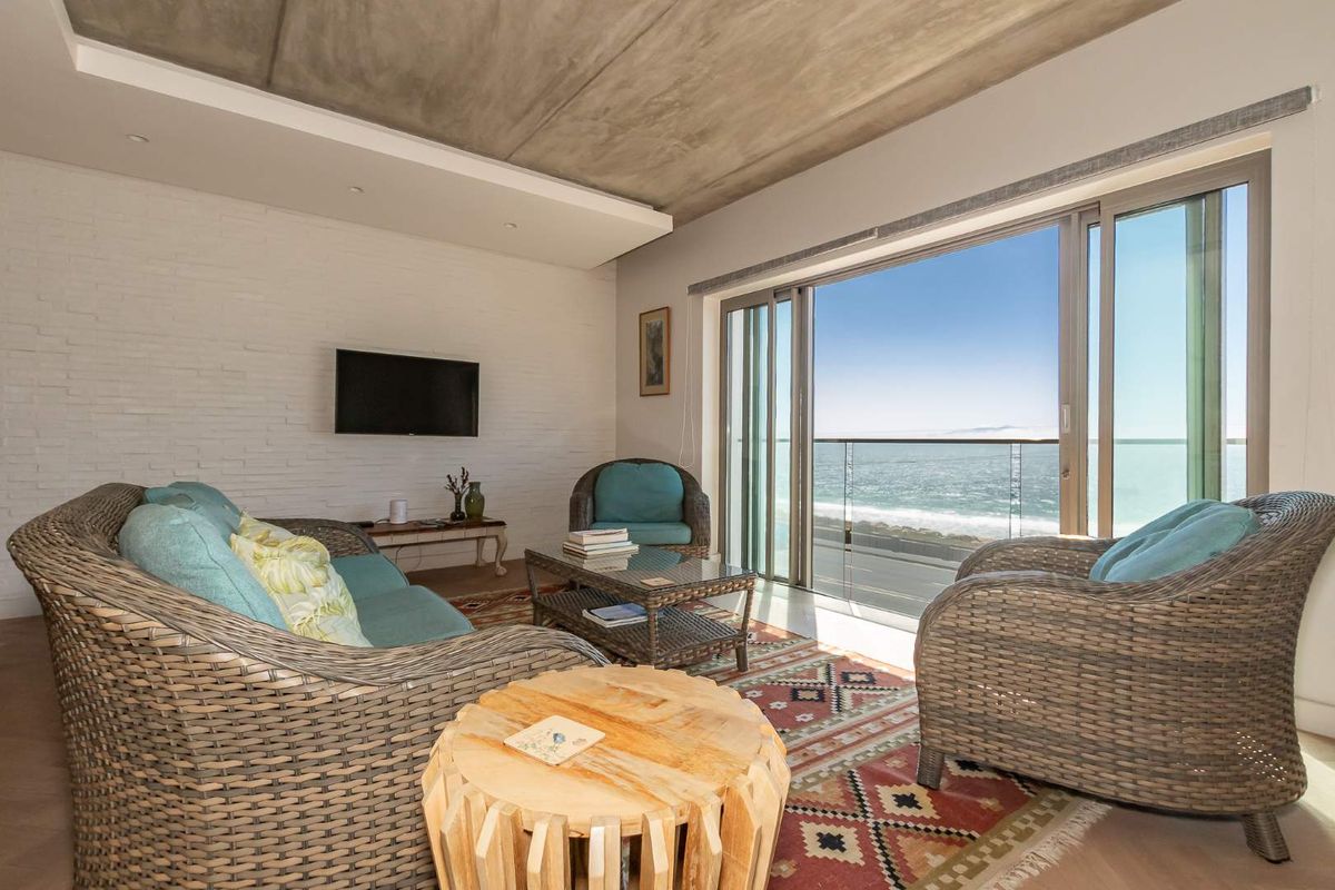 Modern Upmarket Coastal Living with Spectacular Ocean Views - Photo 2