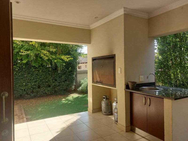 Modern 3 bedroom home in Secure Estate - Photo 8