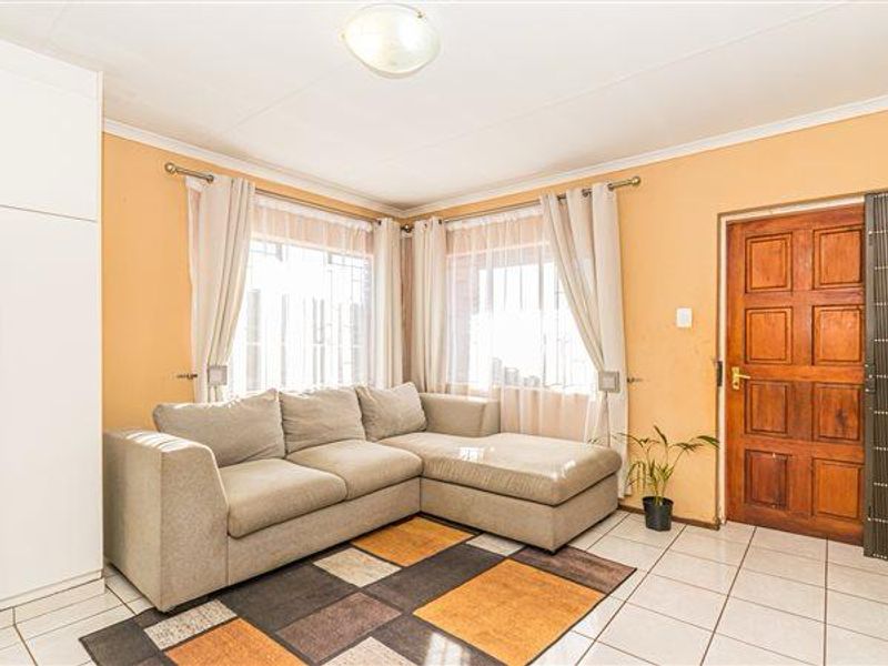 3-Bedroom Cozy Home in a Secure Enclosed Complex – Protea Glen Ext 11 - Photo 2