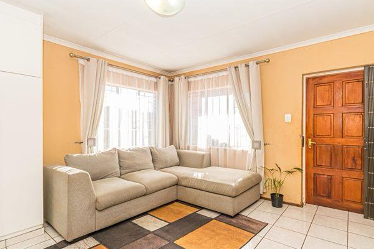 3-Bedroom Cozy Home in a Secure Enclosed Complex – Protea Glen Ext 11 - Photo 2