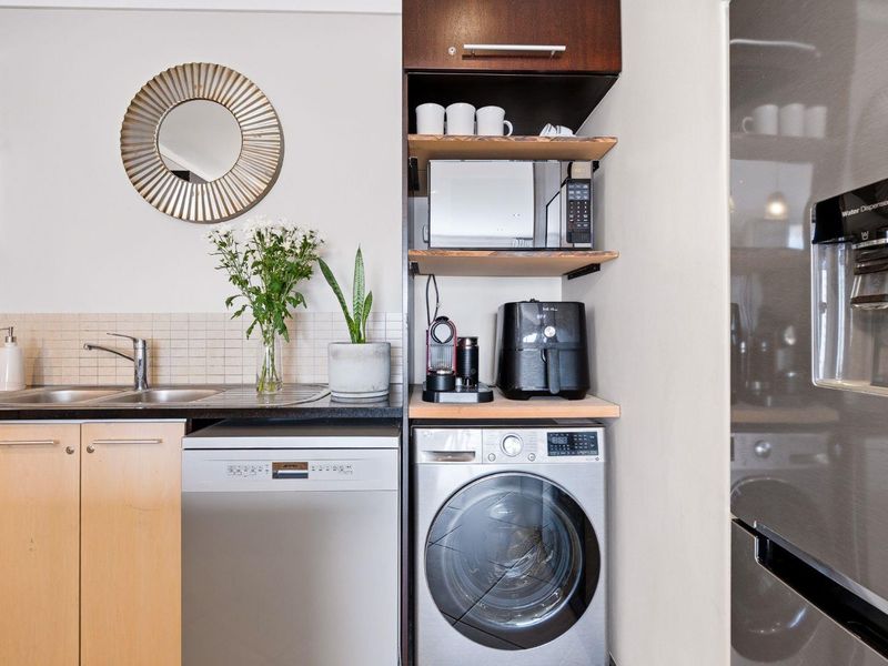 Furnished Spacious 1 Bed with Balcony & Views Available 3 May - Photo 8