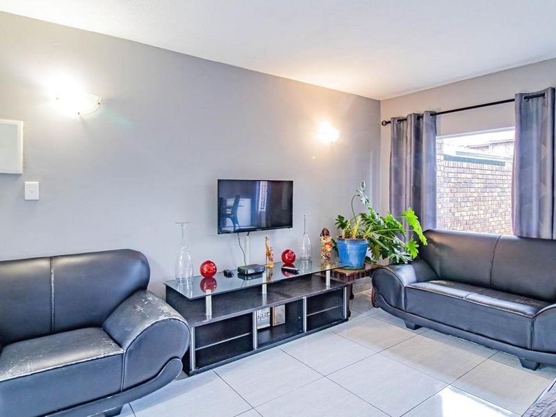 Modern 3 Bedroom Duplex with Private Pool & Entertainment Area in Brackenhurst - Photo 8