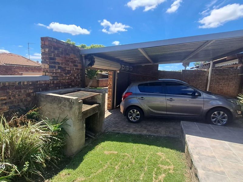 Well located 3 Bedroom/2 Bathroom simplex unit - Photo 3