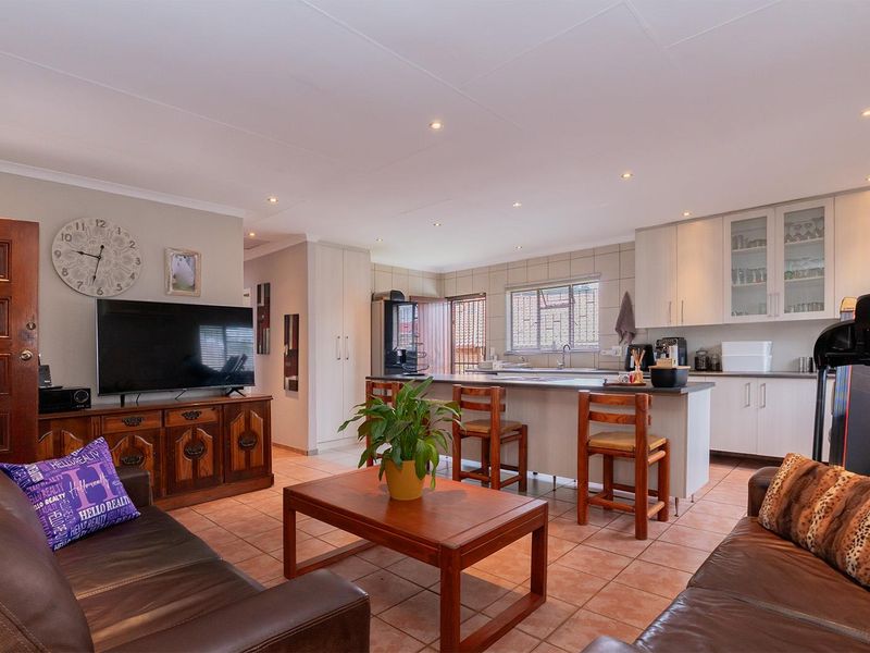 Charming 3 Bedroom Face-Brick Family Home with Flatlet in Van Riebeeck Park – A Must-See! - Photo 7