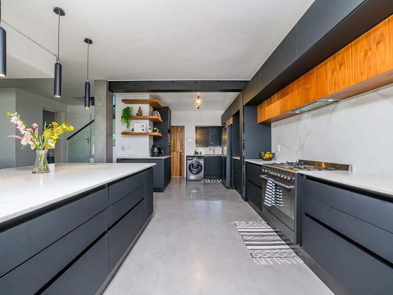 Hendra - Stylishly Renovated Townhouse with Sea Views in Prime La Lucia Location - Photo 2