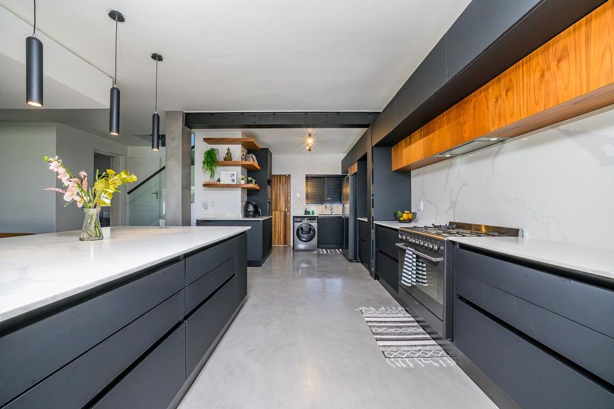 Hendra - Stylishly Renovated Townhouse with Sea Views in Prime La Lucia Location - Photo 2