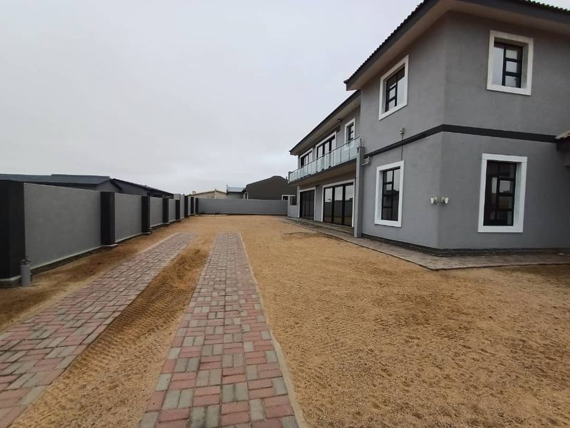 MODERN SPACIOUS 5 BEDROOM HOUSE FOR SALE IN HENTIESBAY - Photo 8