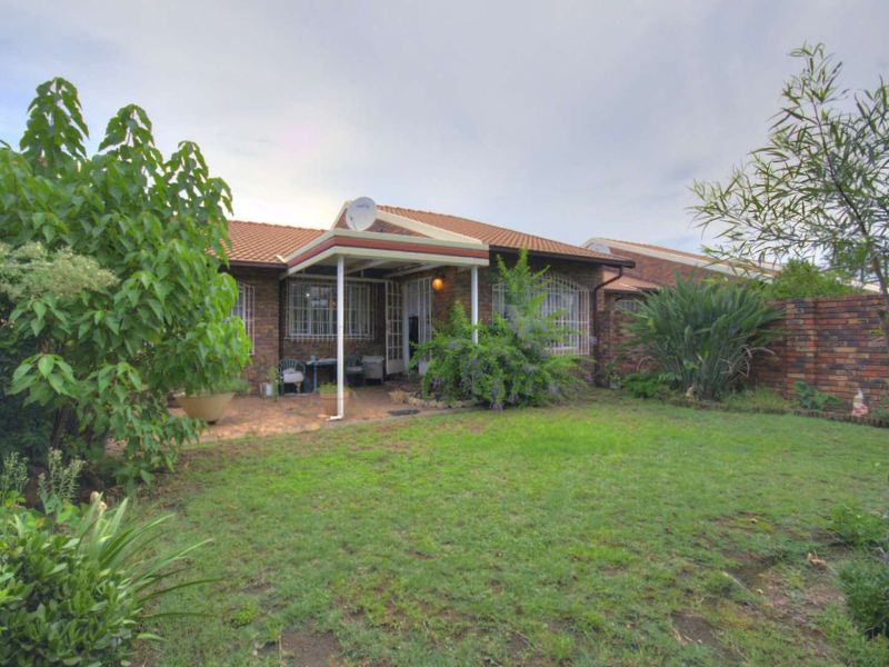 2 bed 2 bath pet friendly simplex!! - Photo 2