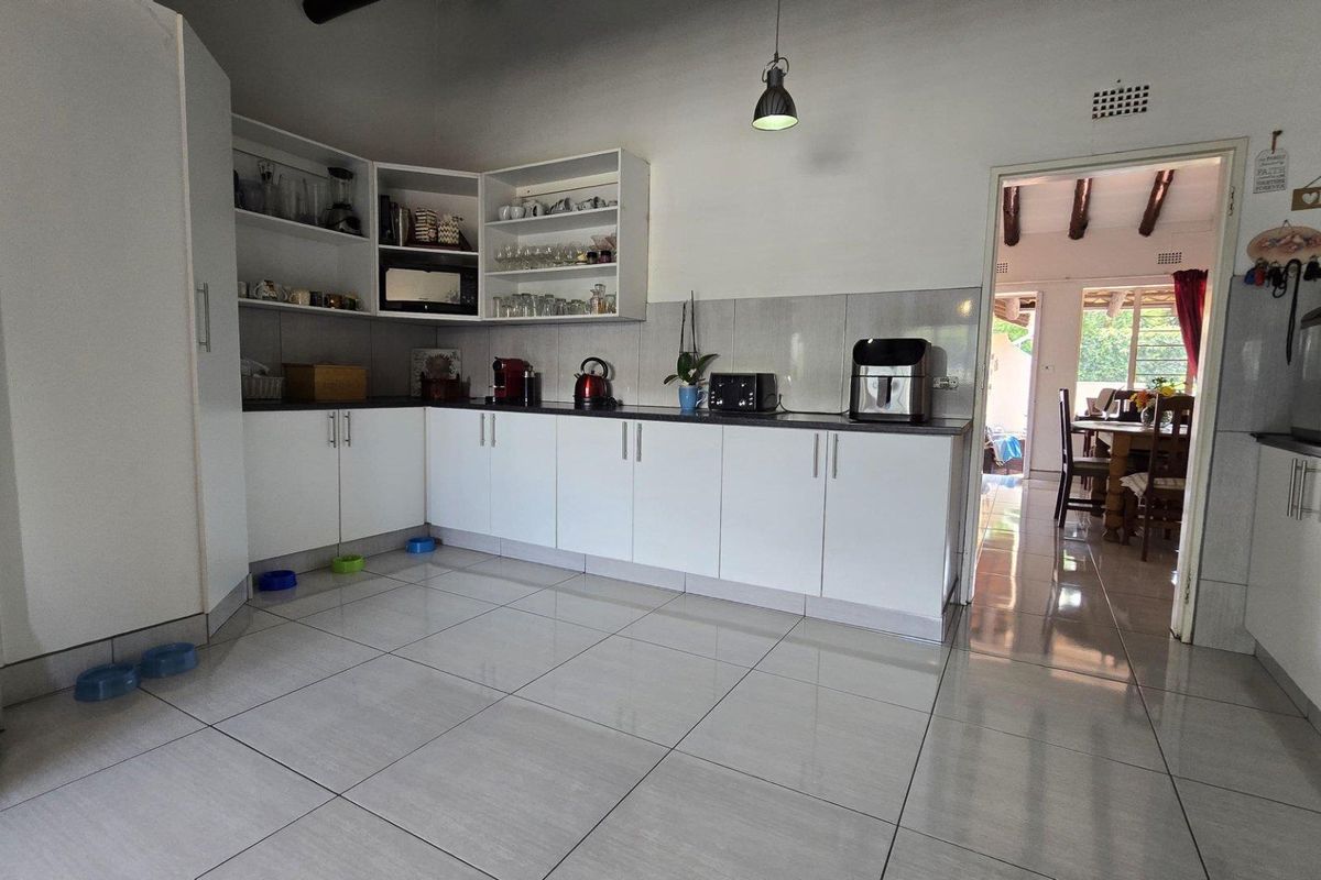 4 Bedroom House for sale in Verwoerdpark - Photo 5