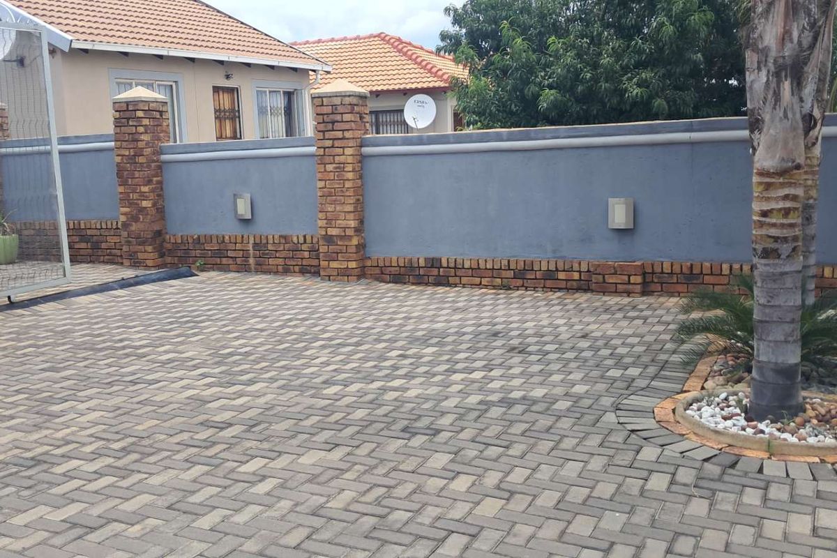 Beautiful 2 bedroom home - Photo 5