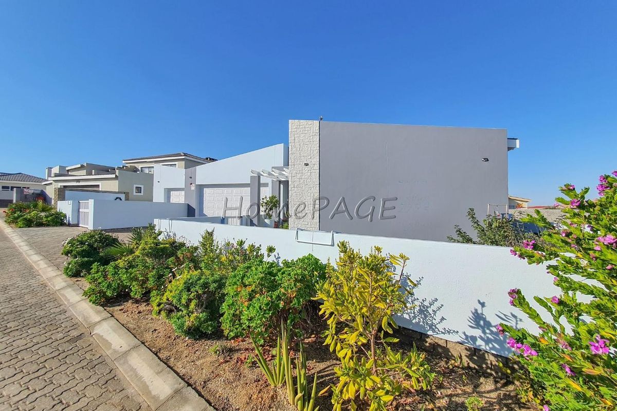 Ext 11 (Sun Bay), Henties Bay:  Neat 3 Bedr Home with 1 Bedr Flat is for Sale - Photo 2