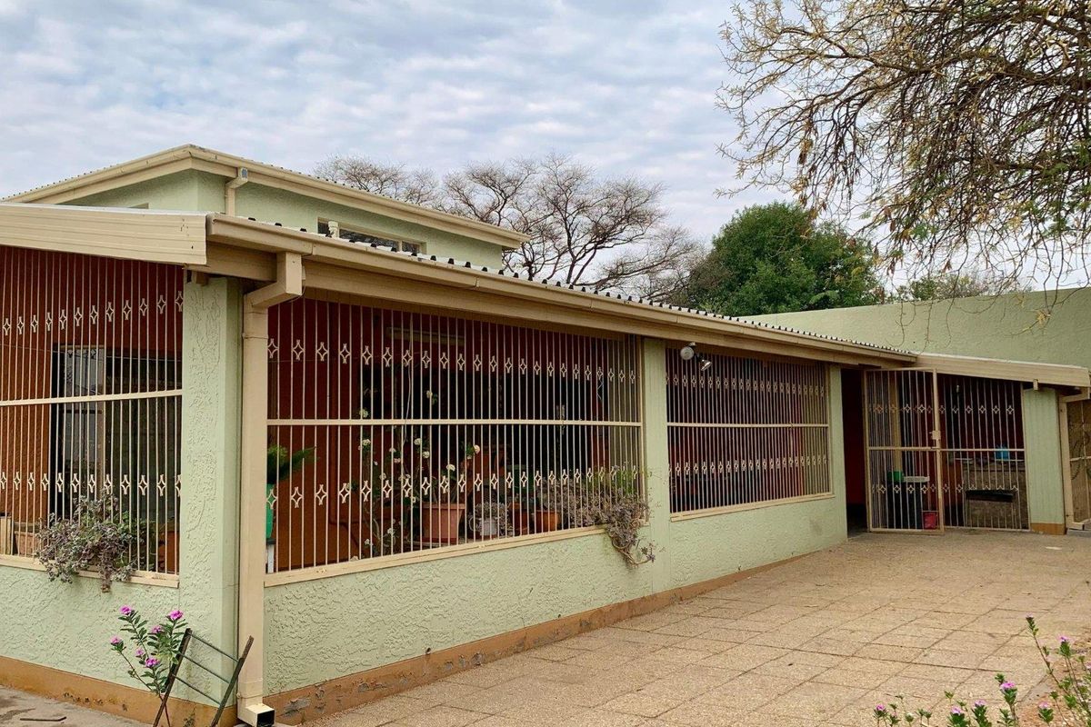 For Sale: Spacious 3-Bedroom House with Double Garage in Okahandja - Photo 3