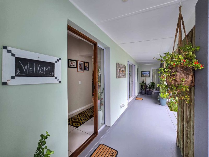 Elegant architectural family home with flatlet for sale in Stilbaai-Wes. - Photo 2