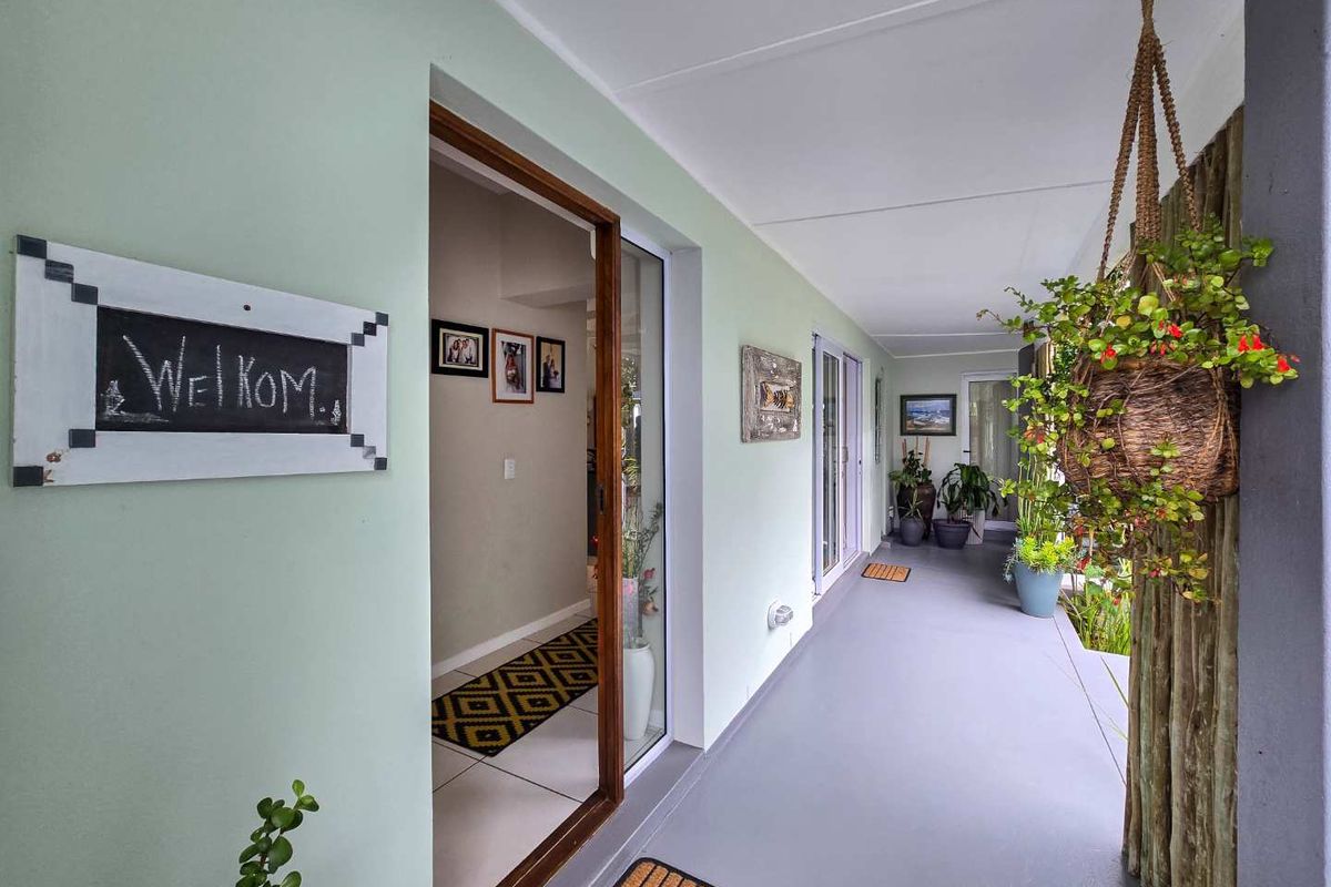 Elegant architectural family home with flatlet for sale in Stilbaai-Wes. - Photo 2